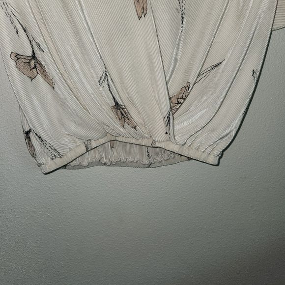 ASTR The Label Cream Beige Floral Print Cross Blouse Women's Size M - Picture 4 of 7